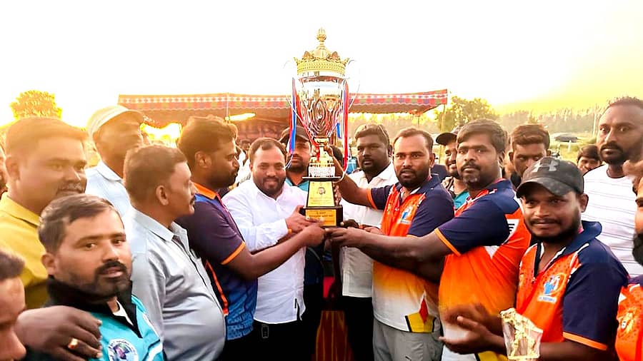 ಗುಂಡ್ಲುಪೇಟೆ ತಾಲ್ಲೂಕಿನ ರಾಘವಾಪುರದಲ್ಲಿ ನಡೆದ ಜೈ ಭೀಮ್ ರೆವಲ್ಯೂಷನರಿ ಕ್ರಿಕೆಟ್ ಟೂರ್ನಿಯಲ್ಲಿ ಪ್ರಥಮ ಸ್ಥಾನ ಪಡೆದ ‘ಬೇಗೂರು ಲಯನ್ಸ್’ ತಂಡಕ್ಕೆ ಆಯೋಜಕ ನವೀನ್ ಮೌರ್ಯ ಕಪ್ ನೀಡಿದರು