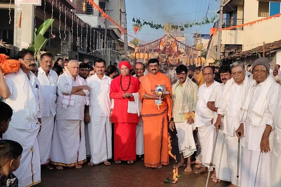 ಚನ್ನಗಿರಿ ತಾಲ್ಲೂಕು ಚಿಕ್ಕೂಲಿಕೆರೆ ಗ್ರಾಮದಲ್ಲಿ ಮಂಗಳವಾರ ಆರಂಭಗೊಂಡ ಮಹೇಶ್ವರ ಸ್ವಾಮಿ ಜಾತ್ರಾ ಮಹೋತ್ಸವದ ಮೆರವಣಿಗೆಗೆ ಪಾಂಡೋಮಟ್ಟಿ ವಿರಕ್ತ ಮಠದ ಗುರುಬಸವ ಸ್ವಾಮೀಜಿ ಚಾಲನೆ ನೀಡಿದರು.