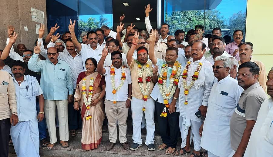 ಹಾವೇರಿ ತಾಲ್ಲೂಕು ಪ್ರಾಥಮಿಕ ಸಹಕಾರ ಕೃಷಿ ಹಾಗೂ ಗ್ರಾಮೀಣಾಭಿವೃದ್ಧಿ (ಪಿಎಲ್ಡಿ) ಬ್ಯಾಂಕ್ನ ನಿರ್ದೇಶಕರ ಚುನಾವಣೆಯಲ್ಲಿ ಗೆಲುವು ಸಾಧಿಸಿದ ಕಾಂಗ್ರೆಸ್ ಬೆಂಬಲಿತ ಅಭ್ಯರ್ಥಿಗಳು ಮಂಗಳವಾರ ವಿಜಯೋತ್ಸವ ಆಚರಿಸಿದರು