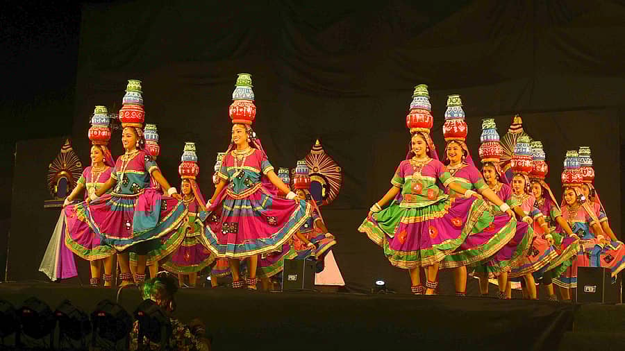 <div class="paragraphs"><p>ಆಳ್ವಾಸ್ ನೃತ್ಯ ವೈಭವದಲ್ಲಿ ಆಂಧ್ರದ ಬಂಜಾರ ನೃತ್ಯದ ಝಲಕು</p></div>