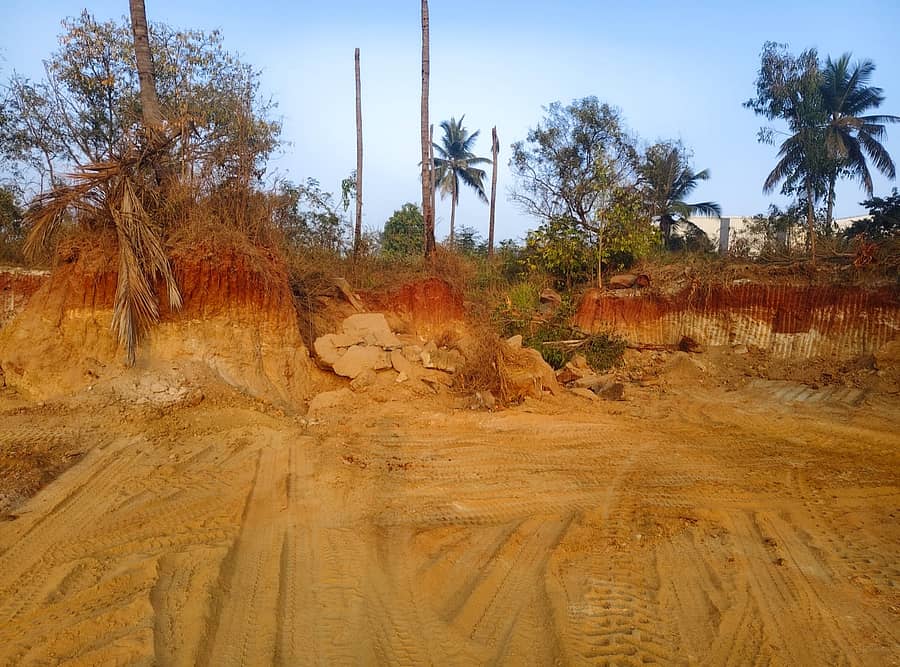 ಹಾರೋಹಳ್ಳಿ ಕೈಗಾರಿಕಾ ಪ್ರದೇಶದ ಹುಲ್ಲಿಸಿದ್ದೇಗೌಡನದೊಡ್ಡಿ ಗ್ರಾಮದ ಬಳಿ ಸರ್ಕಾರಿ ಗೋಮಾಳದಲ್ಲಿ ಆಕ್ರಮವಾಗಿ ಮಣ್ಣು ಸಾಗಣೆ ಮಾಡಿರುವುದು