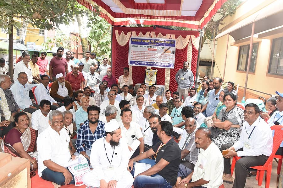 ತುಮಕೂರು ಉಪನೋಂದಣಾಧಿಕಾರಿ ಕಚೇರಿ ಎದುರು ಮಂಗಳವಾರ ತಮ್ಮ ಬೇಡಿಕೆ ಈಡೇರಿಕೆಗೆ ಆಗ್ರಹಿಸಿ ಪತ್ರ ಬರಹಗಾರರು ಧರಣಿ ನಡೆಸಿದರು