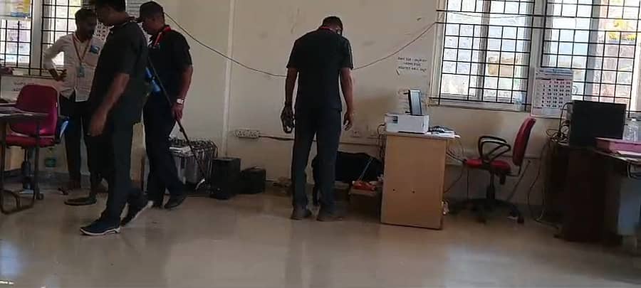 ಹುಸಿ ಬಾಂಬ್ ಕರೆ ಹಿನ್ನೆಲೆಯಲ್ಲಿ ಕಾರವಾರದಿಂದ ಆಗಮಿಸಿದ ಬಾಂಬ್ ನಿಷ್ಕ್ರೀಯ ದಳ ತಂಡ ತಹಶೀಲ್ದಾರ್ ಕಚೇರಿಯ ತಪಾಸಣೆ ನಡೆಸಿತು