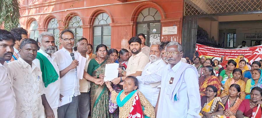 ಸಿಂಧನೂರಿನ ಭಾರತ ಕಮ್ಯೂನಿಷ್ಟ್ ಪಕ್ಷದ ತಾಲ್ಲೂಕು ಘಟಕದಿಂದ ಮಂಗಳವಾರ ಮಿನಿವಿಧಾನಸೌಧ ಕಚೇರಿಯ ಮುಂದೆ ಪ್ರತಿಭಟಿಸಿ ವಿವಿಧ ಬೇಡಿಕೆಗಳ ಈಡೇರಿಕೆಗಾಗಿ ತಹಶೀಲ್ದಾರ್ ಅರುಣ್ ಎಚ್.ದೇಸಾಯಿ ಅವರಿಗೆ ಮನವಿ ಪತ್ರ ಸಲ್ಲಿಸಲಾಯಿತು