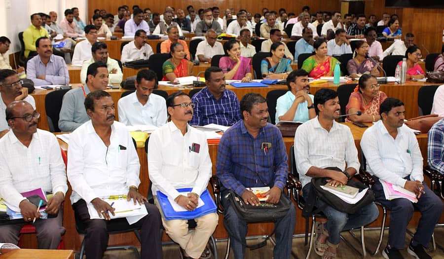 ಕೊಪ್ಪಳದಲ್ಲಿ ಮಂಗಳವಾರ ನಡೆದ ಎಸ್ಎಸ್ಎಲ್ಸಿ ವಾರ್ಷಿಕ ಫಲಿತಾಂಶ ಸುಧಾರಣೆಯ ಪ್ರಗತಿ ಪರಿಶೀಲನಾ ಸಭೆಯಲ್ಲಿ ಪಾಲ್ಗೊಂಡಿದ್ದ ಶಿಕ್ಷಣ ಇಲಾಖೆ ಸಿಬ್ಬಂದಿ