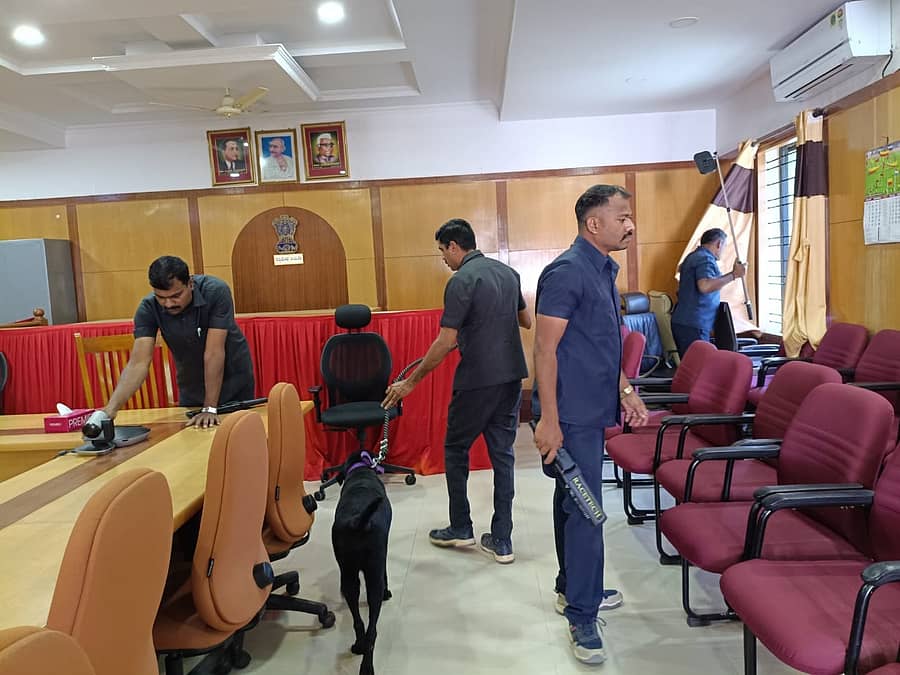 ದಾವಣಗೆರೆಯ ಜಿಲ್ಲಾಧಿಕಾರಿ ಕಚೇರಿಯನ್ನು ಶ್ವಾನ ದಳ ಮತ್ತು ಬಾಂಬ್ ಪತ್ತೆ ದಳದ ಸಿಬ್ಬಂದಿ ಮಂಗಳವಾರ ಪರಿಶೀಲಿಸಿದರು