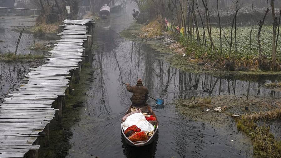 <div class="paragraphs"><p>ಜಮ್ಮು ಕಾಶ್ಮೀರದ ಶ್ರೀನಗರದಲ್ಲಿ ತಾಪಮಾನ ಕುಸಿದಿದ್ದು ಮೈನಸ್ 1.8 ಡಿಗ್ರಿ ಸೆಲ್ಸಿಯಸ್ ತಾಪಮಾನ ದಾಖಲಾಗಿದೆ</p></div>