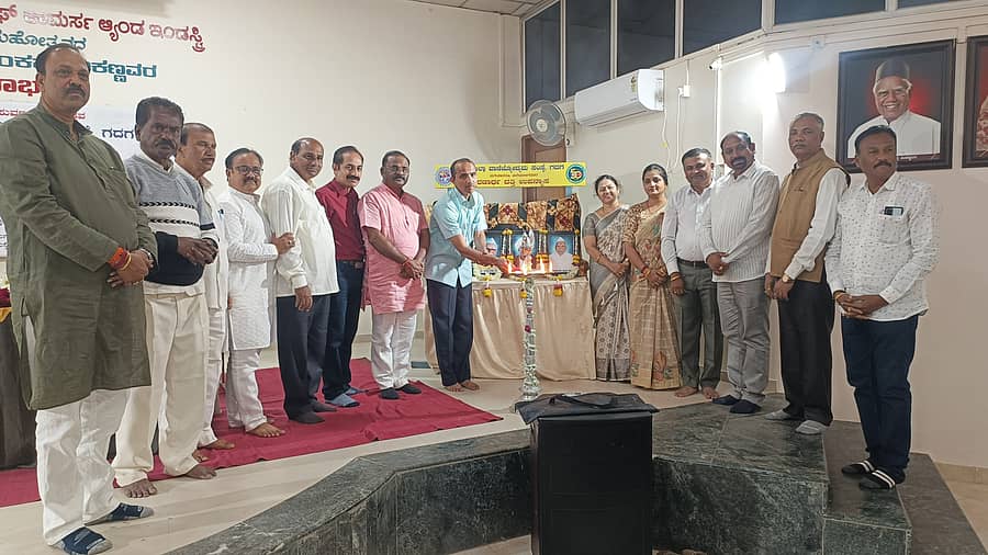 ಗದಗ ಜಿಲ್ಲಾ ವಾಣಿಜ್ಯೋದ್ಯಮ ಸಂಸ್ಥೆಯಲ್ಲಿ ನಡೆದ ದತ್ತಿ ಉಪನ್ಯಾಸ ಕಾರ್ಯಕ್ರಮವನ್ನು ಡಾ. ಸತೀಶ್ ಹೊಂಬಾಳಿ ಉದ್ಘಾಟಿಸಿದರು