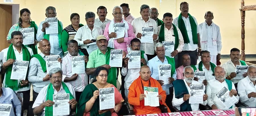 ಹಳೇಬೀಡಿನ ಪುಷ್ಪಗಿರಿಯಲ್ಲಿ ಜ.3ರಿಂದ ನಡೆಯುವ ಸುಭಾಷ್ ಪಾಳೇಕರ್ ನೈಸರ್ಗಿಕ ಕೃಷಿ ರಾಷ್ಟ್ರೀಯ ಕಾರ್ಯಾಗಾರದ ಪೂರ್ವಭಾವಿ ಸಭೆಯಲ್ಲಿ ಸೋಮಶೇಖರ ಶಿವಾಚಾರ್ಯ ಸ್ವಾಮೀಜಿ, ರೈತಸಂಘ ರಾಜ್ಯ ಸಾಮೂಹಿಕ ನಾಯಕಿ ಚುಕ್ಕಿ ನಂಜುಂಡಸ್ವಾಮಿ ಹಾಗೂ ಮುಖಂಡರು ಕರಪತ್ರ ಪ್ರದರ್ಶಿಸಿದರು