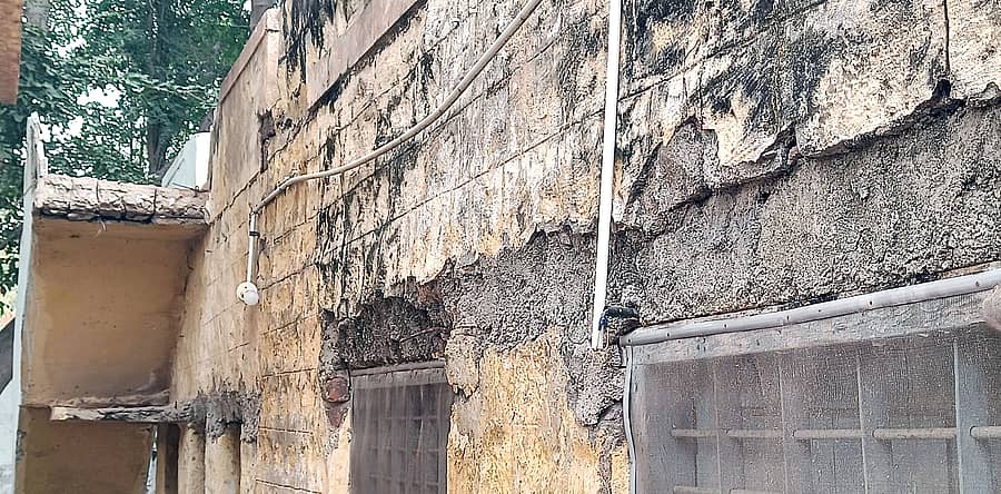 ಕುರುಗೋಡಿನ ಬಿಸಿಎಂ ಇಲಾಖೆ ವಿದ್ಯಾರ್ಥಿ ನಿಲಯದ ಕಟ್ಟಡದ ಗೋಡೆ ಶಿಥಿಲಾವಸ್ಥೆಗೆ ತಲುಪಿದೆ