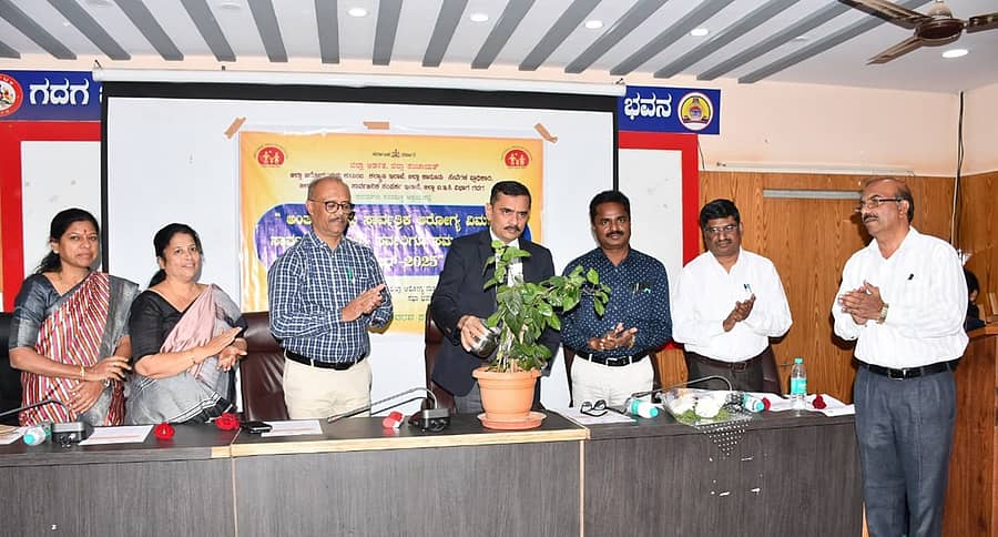 ಗದಗ ನಗರದ ಜಿಲ್ಲಾಡಳಿತ ಭವನದಲ್ಲಿ ಮಂಗಳವಾರ ನಡೆದ ಅಂತರರಾಷ್ಟ್ರೀಯ ಸಾರ್ವತ್ರಿಕ ಆರೋಗ್ಯ ವಿಮಾ ದಿನ ಕಾರ್ಯಕ್ರಮವನ್ನು ಜಿಲ್ಲಾ ಕಾನೂನು ಸೇವಾ ಪ್ರಾಧಿಕಾರದ ಸದಸ್ಯ ಕಾರ್ಯದರ್ಶಿ ಸಿ.ಎಸ್.ಶಿವನಗೌಡ್ರ ಉದ್ಘಾಟಿಸಿದರು