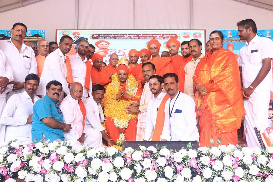 ಚಾಮರಾಜನಗರ ಸಮೀಪದ ಮರಿಯಾಲ ಗ್ರಾಮದಲ್ಲಿ ಮಂಗಳವಾರ ಇಮ್ಮಡಿ ಮುರುಘ ರಾಜೇಂದ್ರ ಸ್ವಾಮಿಗಳ ಗುರು ಪಟ್ಟಾಧಿಕಾರ ರಜತ ಮಹೋತ್ಸವ ಕಾರ್ಯಕ್ರಮದಲ್ಲಿ ಶ್ರೀಗಳಿಗೆ ಬೆಳ್ಳಿ ಕಿರೀಟ ತೊಡಿಸಿ ಗುರುವಂದನೆ ಸಲ್ಲಿಸಲಾಯಿತು