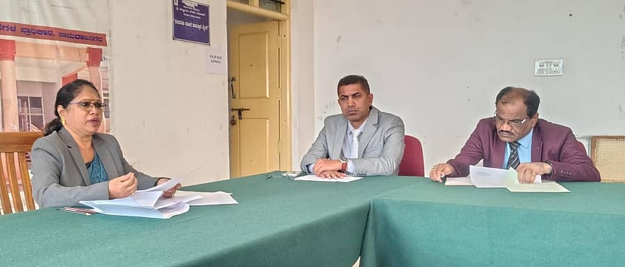 ಚಾಮರಾಜನಗರದ ಜಿಲ್ಲಾ ನ್ಯಾಯಾಲಯದ ವಾಜ್ಯಪೂರ್ವ ಪರಿಹಾರ ಕೇಂದ್ರದಲ್ಲಿ ಮಂಗಳವಾರ ಲೋಕ್ ಅದಾಲತ್ನಲ್ಲಿ ಇತ್ಯರ್ಥವಾದ ಪ್ರಕರಣಗಳ ಕುರಿತು ಪ್ರಧಾನ ಜಿಲ್ಲಾ ಮತ್ತು ಸೆಷೆನ್ಸ್ ನ್ಯಾಯಾಧೀಶೆ ಜಿ.ಪ್ರಭಾವತಿ ಮಾಹಿತಿ ನೀಡಿದರು