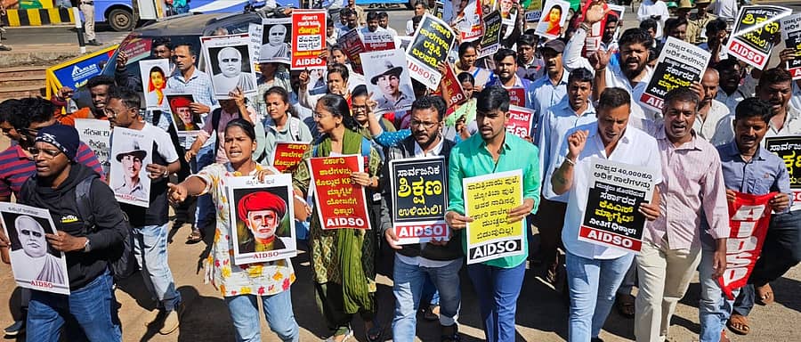 ಕೆಪಿಎಸ್ ಮ್ಯಾಗ್ನೆಟ್ ಶಾಲೆ ಯೋಜನೆಯಡಿ 40 ಸಾವಿರಕ್ಕೂ ಹೆಚ್ಚು ಸರ್ಕಾರಿ ಶಾಲೆಗಳನ್ನು ಮುಚ್ಚಲು ನಿರ್ಧಾರ ಕೈಬಿಡಬೇಕು ಎಂದು ಆಗ್ರಹಿಸಿ, ಎಐಡಿಎಸ್ಒ ನೇತೃತ್ವದಲ್ಲಿ, ಬೆಳಗಾವಿಯ ರಾಣಿ ಚನ್ನಮ್ಮ ವತ್ತದಲ್ಲಿ ಮಂಗಳವಾರ ಪ್ರತಿಭಟನೆ ನಡೆಸಲಾಯಿತು