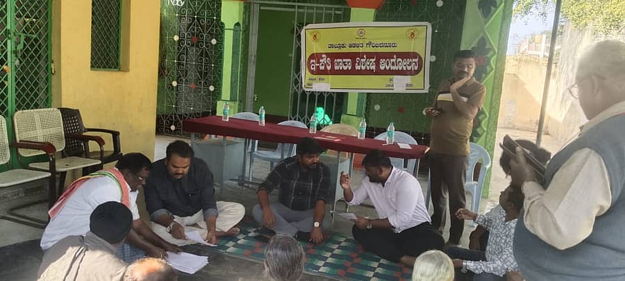 ಗೌರಿಬಿದನೂರು ಕಲ್ಲೂಡಿ ಗ್ರಾಮದಲ್ಲಿ ತಹಶೀಲ್ದಾರ್ ಅರವಿಂದ್ ಕೆ.ಎಂ ಸಾರ್ವಜನಿಕರಿಗೆ ಇ–ಪೌತಿ ಖಾತೆ ಮಾಹಿತಿ ನೀಡುತ್ತಿರುವುದು