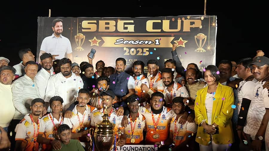 ಎಸ್ಬಿಜಿ ಕ್ರಿಕೆಟ್ ಪಂದ್ಯಾವಳಿಯ ಪೈನಲ್ನಲ್ಲಿ ಗೆದ್ದ ಗೆದ್ದ ಕೊಳತೂರು ತಂಡಕ್ಕೆ ಶಾಸಕ ಶರತ್ ಬಚ್ಚೇಗೌಡ ಟ್ರೋಪಿ ವಿತರಿಸಿದರು