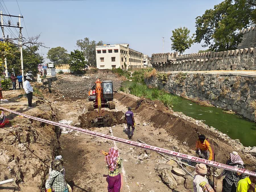 ರಾಯಚೂರು ಕೋಟೆಯ ಮೆಕ್ಕದರ್ವಾಜಾ ಬಳಿ ಕಂದಕದಲ್ಲಿ ತುಂಬಿದ್ದ ಹೂಳು ತೆಗೆದು ಸಮತಟ್ಟಗೊಳಿಸುವ ಕಾರ್ಯ ಭರದಿಂದ ಸಾಗಿದೆ/ ಚಿತ್ರ: ಶ್ರೀನಿವಾಸ ಇನಾಂದಾರ್