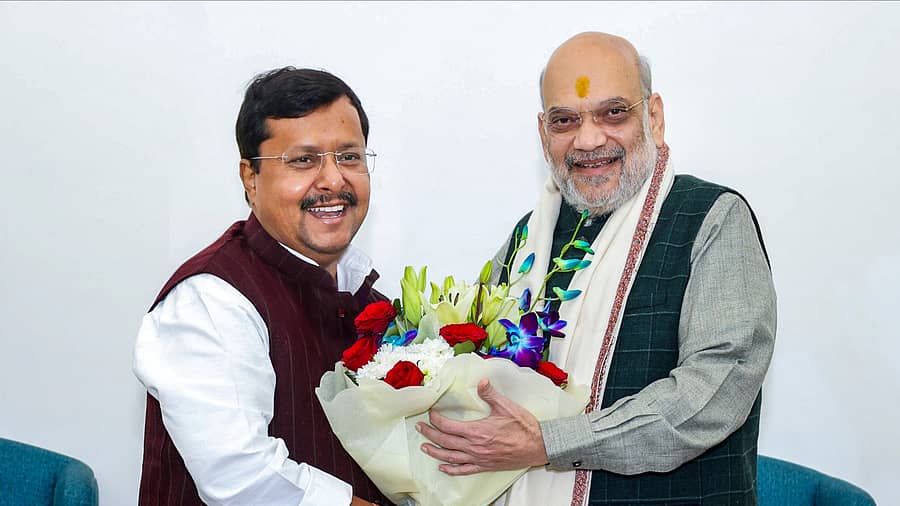 ಬಿಜೆಪಿ ನೂತನ ಕಾರ್ಯಾಧ್ಯಕ್ಷ ನಿತಿನ್ ನಬಿನ್ ಅವರು ಕೇಂದ್ರ ಗೃಹ ಸಚಿವ ಅಮಿತ್ ಶಾ ಅವರ ನವದೆಹಲಿಯ ನಿವಾಸಕ್ಕೆ ಮಂಗಳವಾರ ಭೇಟಿ ನೀಡಿ ಆಶೀರ್ವಾದ ಪಡೆದರು.