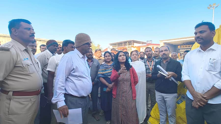 ಬೇಲೂರಿನ ಚನ್ನಕೇಶವ ದೇಗುಲಕ್ಕೆ ಆಗಮಿಸಿದ್ದ ಜಿಲ್ಲಾಧಿಕಾರಿ ಲತಾಕುಮಾರಿ ಮೂಲಸೌಲಭ್ಯ ಕಲ್ಪಿಸುವ ನಿಟ್ಟಿನಲ್ಲಿ ಸ್ಥಳ ಪರಿಶೀಲನೆ ನಡೆಸಿದರು