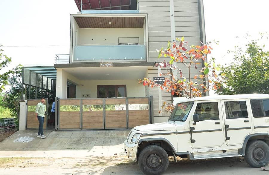 ಮಂಡ್ಯದ ಮಹಾರಾಜ ನಗರದಲ್ಲಿರುವ ಪಂಚಾಯತ್ರಾಜ್ ಎಂಜಿನಿಯರಿಂಗ್ ವಿಭಾಗದ ವ್ಯವಸ್ಥಾಪಕ ವಿ.ಎಸ್. ಭೈರೇಶ್ ಮನೆ