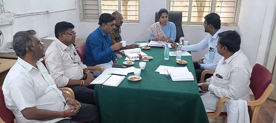 ಸರಗೂರು ತಾಲ್ಲೂಕು ಕಚೇರಿಯಲ್ಲಿ ಕುಂದೂರು ಚಿಕ್ಕದೇವಮ್ಮನವರ ಜಾತ್ರೆ ಅಂಗವಾಗಿ ಸೋಮವಾರ ನಡೆದ ಪೂರ್ವಭಾವಿ ಸಭೆಯಲ್ಲಿ ತಹಶೀಲ್ದಾರ್ ಮೋಹನ್ ಕುಮಾರಿ ಮಾತನಾಡಿದರು