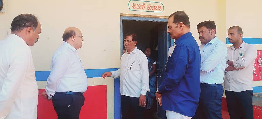 ಕೊಪ್ಪಳ ತಾಲ್ಲೂಕಿನ ಬಿಸರಳ್ಳಿಯ ನೃಪತುಂಗ ಅನುದಾನಿತ ಪ್ರೌಢಶಾಲೆಗೆ ಮಂಗಳವಾರ ಜಿಲ್ಲಾಧಿಕಾರಿ ಡಾ. ಸುರೇಶ ಇಟ್ನಾಳ ಅವರು ಭೇಟಿ ನೀಡಿದರು