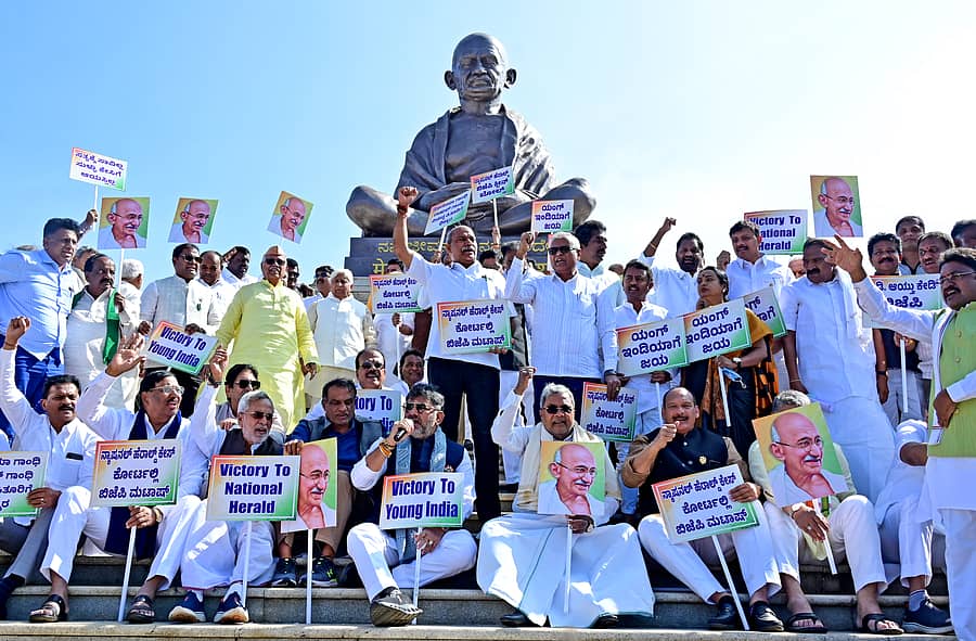 ಮುಖ್ಯಮಂತ್ರಿ ಸಿದ್ದರಾಮಯ್ಯ ,ಉಪ ಮುಖ್ಯಮಂತ್ರಿ ಡಿ.ಕೆ.ಶಿವಕುಮಾರ್ ನೇತೃತ್ವದಲ್ಲಿ ಧರಣಿ ನಡೆಸಲಾಯಿತು– ಚಿತ್ರ: ರಂಜು ಪಿ