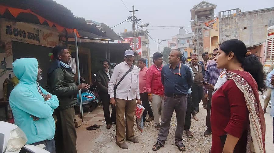 ಶಿಡ್ಲಘಟ್ಟದ ನಗರಸಭೆಯ ಅಂಗಡಿಗಳಿಗೆ ನಗರಸಭೆ ಪೌರಾಯುಕ್ತೆ ಜಿ.ಅಮೃತ ಮತ್ತು ಸಿಬ್ಬಂದಿ ಇತ್ತೀಚೆಗೆ ಭೇಟಿ ನೀಡಿ ಬಾಡಿಗೆ ಬಾಕಿ ಉಳಿಸಿಕೊಂಡಿದ್ದ ಮಾಲೀಕರಿಂದ ಹಣ ವಸೂಲಿ ಮಾಡಿದರು