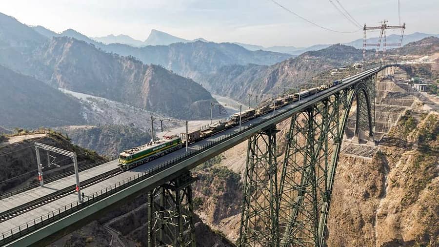 ಭಾರತೀಯ ಸೇನೆಯು ಜಮ್ಮು ಭಾಗದಿಂದ ಕಾಶ್ಮೀರದ ಅನಂತ್ನಾಗ್ಗೆ ವಿಶೇಷ ರೈಲಿನಲ್ಲಿ ಟ್ಯಾಂಕ್ಗಳು ಮತ್ತು ಫಿರಂಗಿಗಳನ್ನು ಸಾಗಿಸಿತು –ಪಿಟಿಐ ಚಿತ್ರ