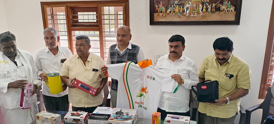 ಮಾಗಡಿಯಲ್ಲಿ ನಡೆಯುವ ಕೆಂಪೇಗೌಡ ಉತ್ಸವದ ಟೀ ಶರ್ಟ್ ಪ್ರದರ್ಶಿಸಿದ ಬಮೂಲ್ ನಿರ್ದೇಶಕ ಎಚ್.ಎನ್. ಅಶೋಕ್ ಹಾಗೂ ಮುಖಂಡರು.