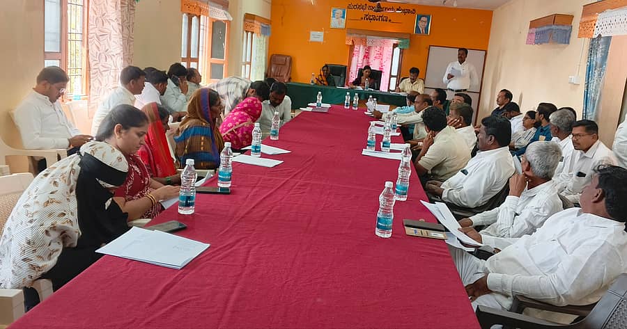 ಕೆಂಭಾವಿ ಪಟ್ಟಣದ ಪುರಸಭೆಯಲ್ಲಿ ನೂತನ ಪುರಸಭೆ ಅಧ್ಯಕ್ಷೆ ಪ್ರಿಯಾ ರಾಮನಗೌಡ ಪೊಲೀಸ್ ಪಾಟೀಲ ಅವರ ಅಧ್ಯಕ್ಷತೆಯಲ್ಲಿ ಬುಧವಾರ ಸಾಮಾನ್ಯ ಸಭೆ ಜರುಗಿತು. ಉಪಾಧ್ಯಕ್ಷೆ ಲಕ್ಷ್ಮೀಬಾಯಿ ಕಂಬಾರ, ಮುಖ್ಯಾಧಿಕಾರಿ ಮಹ್ಮದ್ ಯುಸೂಫ್, ಶಂಕರಗೌಡ, ಮಲ್ಲಿಕಾರ್ಜುನ ಇದ್ದರು