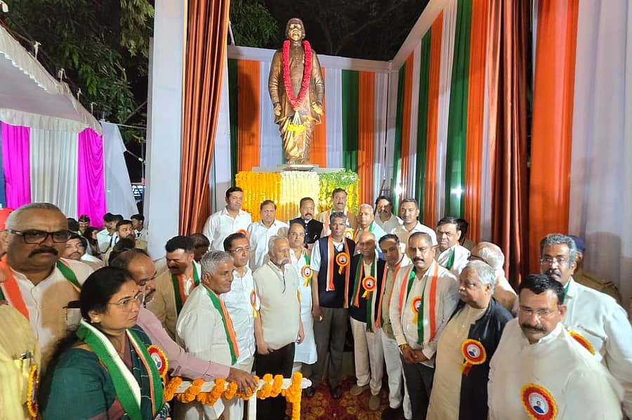 ಬೆಳಗಾವಿಯ ಕ್ಲಬ್ ರಸ್ತೆಯಲ್ಲಿ ಬುಧವಾರ ಬಿ.ಶಂಕರಾನಂದ ಅವರ ಪ್ರತಿಮೆಯನ್ನು ಸಚಿವ ಸತೀಶ ಜಾರಕಿಹೊಳಿ ಅನಾವರಣ ಮಾಡಿದರು