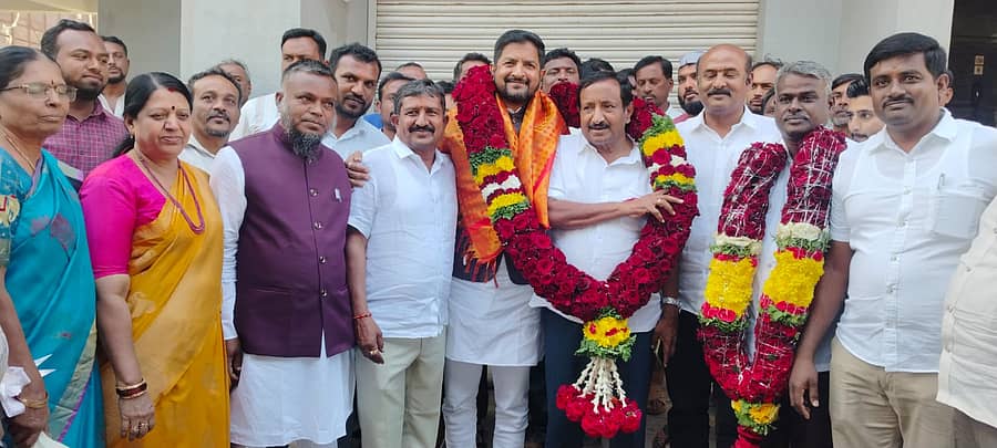 ಹೊಸಕೋಟೆ ದಿ- ಟೌನ್- ಕೋ-ಆಪರೇಟಿವ್ ಬ್ಯಾಂಕ್ ಅಧ್ಯಕ್ಷರಾಗಿ ಬಲ್ಪ್ ಮಂಜಣ್ಣ ಹಾಗೂ ಉಪಾಧ್ಯಕ್ಷರಾಗಿ ಅಕ್ಬರ್ ಪಾಷಾ ಚುನಾಯಿತರಾಗಿದ್ದಾರೆ. ಶಾಸಕ ಶರತ್ ಬಚ್ಚೇಗೌಡ ಇದ್ದರು