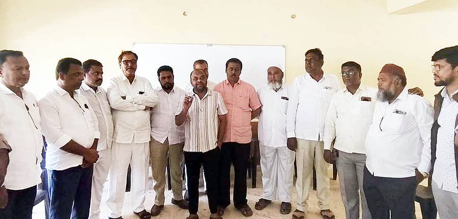 ಸವಣೂರಿನಲ್ಲಿ ಈಚೆಗೆ ನಡೆದ ಸರ್ಕಾರಿ ಉರ್ದು ಶಾಲೆಯ ವಿದ್ಯಾರ್ಥಿನಿಯರ ಮೇಲೆ ಲೈಂಗಿಕ ದೌರ್ಜನ್ಯ ಪ್ರಕರಣ ಹಾಗೂ ಶಿಕ್ಷಕನ ಮೇಲಿನ ಹಲ್ಲೆ ಪ್ರಕರಣವನ್ನು ನಿಷ್ಪಕ್ಷಪಾತದಿಂದ ತನಿಖೆ ಕೈಗೊಂಡು ತಪ್ಪಿತಸ್ಥರ ವಿರುದ್ಧ ಕಠಿಣ ಕ್ರಮ ಕೈಗೊಳ್ಳಬೇಕು ಎಂದು ಅಂಜುಮನ್ ಎ ಇಸ್ಲಾಂ ಸಮಿತಿ ಪದಾಧಿಕಾರಿಗಳು, ಸಾರ್ವಜನಿಕರು ಒತ್ತಾಯಿಸಿದರು