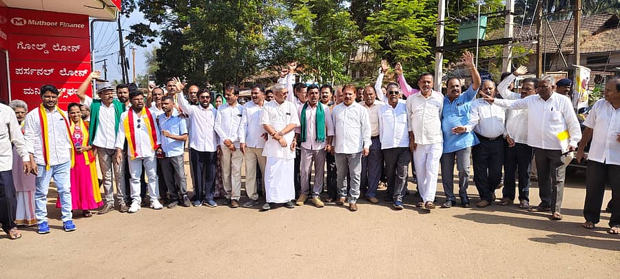 ಸಾಗರಕ್ಕೆ ಜಿಲ್ಲಾ ಕೇಂದ್ರದ ಮಾನ್ಯತೆ ನೀಡಬೇಕು ಎಂದು ಒತ್ತಾಯಿಸಿ ಬುಧವಾರ ಪ್ರತಿಭಟನೆ ನಡೆಯಿತು