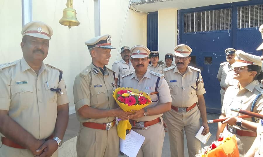 ಮೈಸೂರಿನ ಕೇಂದ್ರ ಕಾರಾಗೃಹಕ್ಕೆ ಆಗಮಿಸಿದ ಕಾರಾಗೃಹ ಮತ್ತು ಸುಧಾರಣಾ ಸೇವೆಯ ಐಜಿಪಿ ಅಲೋಕ್ ಕುಮಾರ್ ಅವರನ್ನು ವಿ.ಶೇಷುಮೂರ್ತಿ ಸ್ವಾಗತಿಸಿದರು