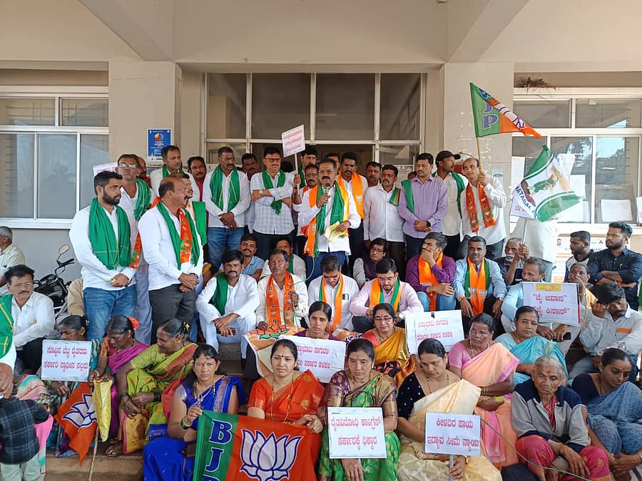 ಸಿದ್ದಾಪುರ ಪಟ್ಟಣದಲ್ಲಿ ಅರಣ್ಯ ಅತಿಕ್ರಮಣದಾರರ ವಿರುದ್ಧ ನಡೆಯುತ್ತಿರುವ ದಬಾಳಿಕೆ ವಿರೋಧಿಸಿ ನಡೆದ ಪ್ರತಿಭಟನೆಯಲ್ಲಿ ಹರತಾಳು ಹಾಲಪ್ಪ ಮಾತನಾಡಿದರು