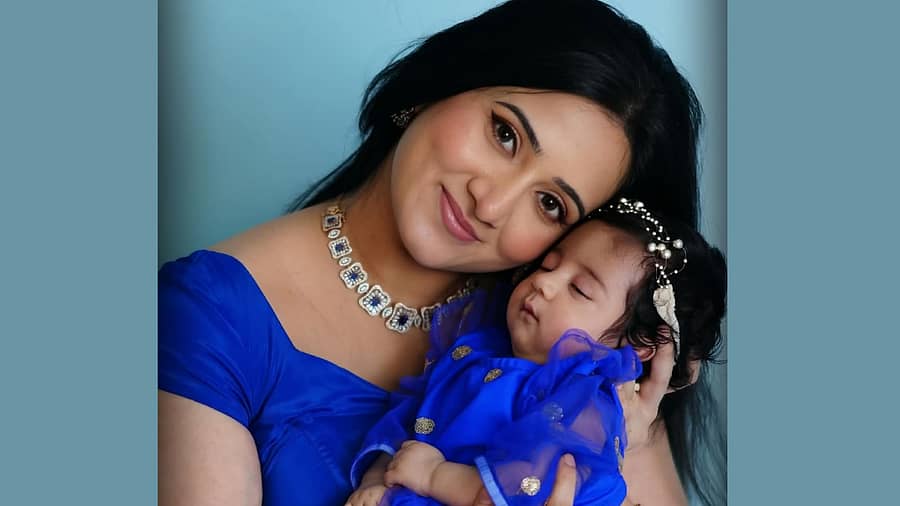 <div class="paragraphs"><p>ಮಗಳು ತ್ರಿದೇವಿ ಪೊನ್ನಕ್ಕ ಜೊತೆ ಹರ್ಷಿಕಾ ಪೂಣಚ್ಚ</p></div>