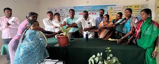 ವಡಗೇರಾ ಪಟ್ಟಣದ ತಾಪಂ ಸಭಾಂಗಣದಲ್ಲಿ ಸಮುದಾಯ ಜಾಗೃತಿ ಕಾರ್ಯಕ್ರಮವನ್ನು ತಾಪಂ ಇಒ ಮಲ್ಲಿಕಾರ್ಜುನ ಸಂಗ್ವಾರ ರವರು ಸಸಿಗೆ ನೀರೆರೆಯುವ ಮೂಲಕ ಚಾಲನೆ ನೀಡಿದರು