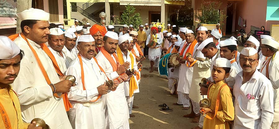 ಶಿಗ್ಗಾವಿ ತಾಲ್ಲೂಕಿನ ಬಂಕಾಪುರ ಪಟ್ಟಣದಲ್ಲಿ ಬುಧವಾರ ಸಂತ ಶಿರೋಮಣಿ ಸೋಪಾನ ಕಾಕಾ ಮಹಾರಾಜರ ಪುಣ್ಯಸ್ಮರಣೆ ಅಂಗವಾಗಿ ನಡೆದ ವಾಷರ್ಿಕ ದಿಂಡಿ ಉತ್ಸವ ಕಾರ್ಯಕ್ರಮದ ಮುನ್ನ ಪಲ್ಲಕ್ಕಿ ಮಹೋತ್ಸವ ಜರುಗಿತು.