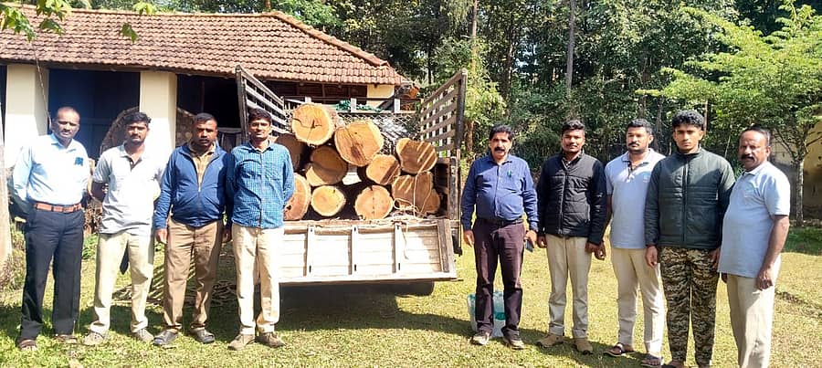 ಮೀಸಲು ಅರಣ್ಯದಲ್ಲಿ ಕಳವು ಮಾಡಿದ್ದ ತೇಗದ ನಾಟಗಳು ಮತ್ತು ವಾಹನ ವಶಪಡಿಸಿಕೊಂಡಿರುವ ಸೋಮವಾರಪೇಟೆ ವಲಯ ಅರಣ್ಯ ಸಿಬ್ಬಂದಿ