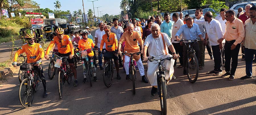 ಸ್ವದೇಶಿ ಜಾಗರಣ ಸೈಕಲ್ ಜಾಥಾದಲ್ಲಿ ಡಾ.ಪ್ರಭಾಕರ ಭಟ್, ಕ್ಯಾಪ್ಟನ್ ಗಣೇಶ್ ಕಾರ್ಣಿಕ್, ಡಾ ಕೆ.ಎಂ ಕೃಷ್ಣ ಭಟ್ ಸೈಕಲ್ ಸವಾರಿ ಮಾಡಿದರು