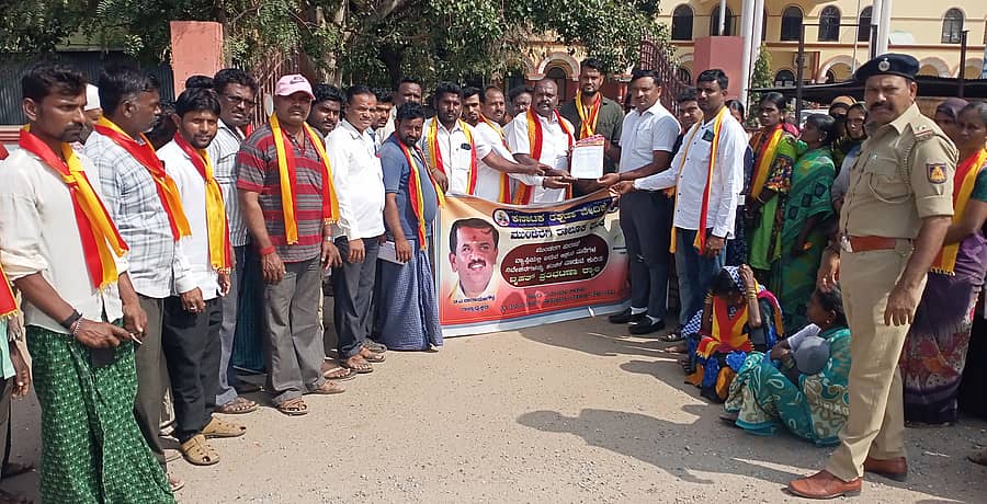 ಕೂಲಿ ಕಾರ್ಮಿಕರಿಗೆ ಆಶ್ರಯ ಮನೆ ವಿತರಿಸಬೇಕು ಎಂದು ಒತ್ತಾಯಿಸಿ ಕರ್ನಾಟಕ ರಕ್ಷನಾ ವೇದಿಕೆ ಕಾರ್ಯಕರ್ತರು ಮುಂಡರಗಿ ತಹಶೀಲ್ದಾರ್ ಎರ್ರಿಸ್ವಾಮಿ ಪಿ.ಎಸ್. ಅವರಿಗೆ ಬುಧವಾರ ಮನವಿ ಸಲ್ಲಿಸಿದರು