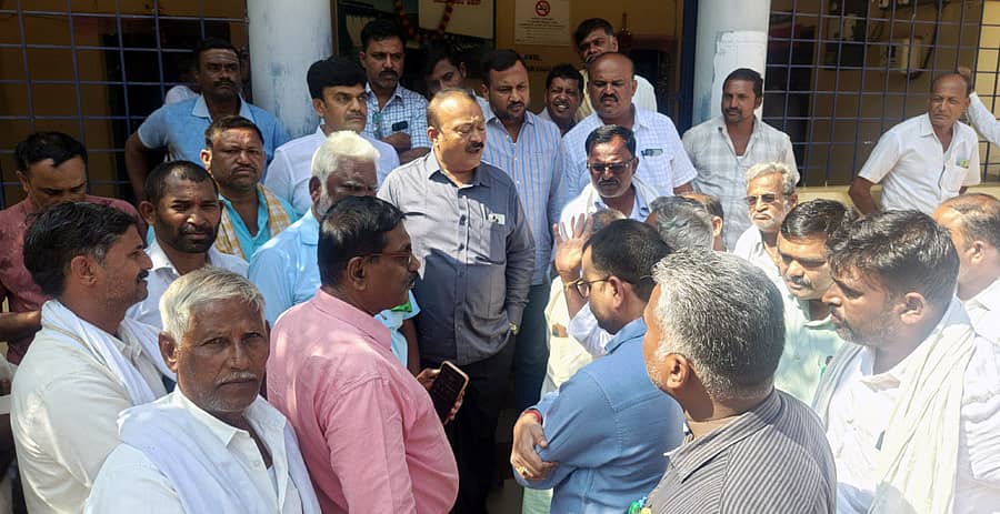 ಮಲೇಬೆನ್ನೂರಿನ ಭದ್ರಾ ನಾಲಾ 3ನೇ ವಿಭಾಗೀಯ ಕಚೇರಿ ಎದುರು ಬಿಜೆಪಿ ಕಾರ್ಯಕರ್ತರು ಪ್ರತಿಭಟನೆ ನಡೆಸುತ್ತಿದ್ದ ವೇಳೆ ಸ್ಥಳಕ್ಕೆ ಬುಧವಾರ ಸೂಪರಿಂಟೆಂಡಿಂಗ್ ಎಂಜಿನಿಯರ್ ರವಿಚಂದ್ರನ್ ಧಾವಿಸಿ ಸಮಸ್ಯೆ ಆಲಿಸಿದರು