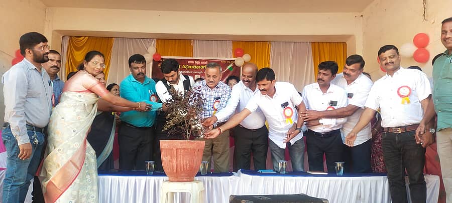 ಕುಶಾಲನಗರ ಪಿಎಂಶ್ರೀ ಶಾಲಾ ಸಭಾಂಗಣದಲ್ಲಿ ಬುಧವಾರ ಏರ್ಪಡಿಸಿದ್ದ ತಾಲ್ಲೂಕು ಮಟ್ಟದ ಪ್ರತಿಭಾ ಕಾರಂಜಿ, ಸಾಂಸ್ಕೃತಿಕ ಸ್ಪರ್ಧೆ ಕಾರ್ಯಕ್ರಮವನ್ನು ಕೂಡಿಗೆ ಡಯಟ್ ಪ್ರಾಂಶುಪಾಲ ರಾಮಚಂದ್ರರಾಜೇ ಅರಸ್ ಉದ್ಘಾಟಿಸಿದರು. ಕ್ಷೇತ್ರ ಶಿಕ್ಷಣಾಧಿಕಾರಿ ಎಂ.ಕೃಷ್ಣಪ್ಪ,ಶಾಲಾಭಿವೃದ್ಧಿ ಸಮಿತಿ ಅಧ್ಯಕ್ಷ ಚಂದನ್ ಕುಮಾರ್, ಮುಖ್ಯಶಿಕ್ಷಕ ಸಣ್ಣಸ್ವಾಮಿ ಭಾಗವಹಿಸಿದ್ದರು