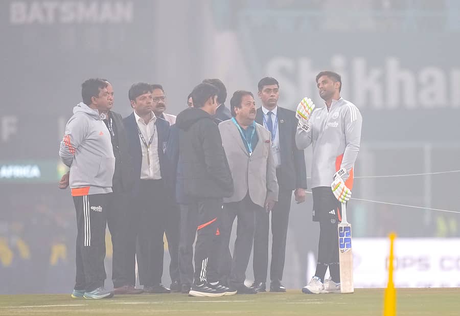 <div class="paragraphs"><p>ಲಖನೌ ನ ಎಕನಾ ಕ್ರೀಡಾಂಗಣದಲ್ಲಿ ಬುಧವಾರ ಕವಿದಿದ್ದ ದಟ್ಟ ಮಂಜಿನಲ್ಲಿ ಭಾರತ ತಂಡದ ನಾಯಕ ಸೂರ್ಯಕುಮಾರ್ ಯಾದವ್ ಮತ್ತು ಬಿಸಿಸಿಐ ಪದಾಧಿಕಾರಿಗಳ ಮಾತುಕತೆ </p></div>