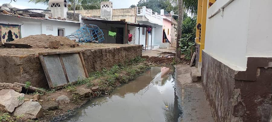 <div class="paragraphs"><p>ಕೃಷ್ಣಾಪುರ ಗ್ರಾಮದ ಜನವಸತಿ ಪ್ರದೇಶಗಳಿಗೆ ನುಗ್ಗಿರುವ ಚರಂಡಿ ನೀರು</p></div>