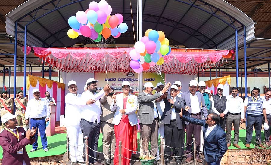 ಬೀದರ್ ತಾಲ್ಲೂಕಿನ ಕಮಠಾಣ ಸಮೀಪದ ಕರ್ನಾಟಕ ಪಶು ವೈದ್ಯಕೀಯ ವಿಶ್ವವಿದ್ಯಾಲಯದಲ್ಲಿ ಬುಧವಾರ ಆರಂಭವಾದ ಬೀದರ್ ವಿಶ್ವವಿದ್ಯಾಲಯದ ಅಂತರ ಕಾಲೇಜು ಪುರುಷ ಮತ್ತು ಮಹಿಳಾ ಅಥ್ಲೆಟಿಕ್ಸ್ ಕ್ರೀಡಾಕೂಟವನ್ನು ಹುಬ್ಬಳ್ಳಿಯ ಎಸ್.ಜೆ.ವಿ.ಎಸ್. ಕಾಲೇಜು ನಿರ್ದೇಶಕಿ ಮಹೇಶ್ವರಿ ಉಡಗಟ್ಟಿ ಆಗಸದಲ್ಲಿ ಬಲೂನ್ ಹಾರಿ ಬಿಟ್ಟು ಚಾಲನೆ ನೀಡಿದರು