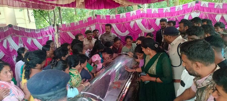 ಕನಕಪುರ ತಾಲ್ಲೂಕಿನ ಕಬ್ಬಾಳು ವ್ಯಾಪ್ತಿಯ ಕಂಚನಹಳ್ಳಿ ಅರಣ್ಯ ಪ್ರದೇಶದಲ್ಲಿ ಕಾಡಾನೆ ಓಡಿಸುವ ಕಾರ್ಯಾಚರಣೆ ವೇಳೆ, ಆನೆ ನಡೆಸಿದ ದಾಳಿಯಿಂದ ಮೃತಪಟ್ಟಿದ್ದ ಆನೆ ಕಾರ್ಯಪಡೆ ಸಿಬ್ಬಂದಿ ಶ್ರೇಯಸ್ ಶವದ ಮುಂದೆ ಸಂಬಂಧಿಕರ ರೋದನ (ಸಂಗ್ರಹ ಚಿತ್ರ)