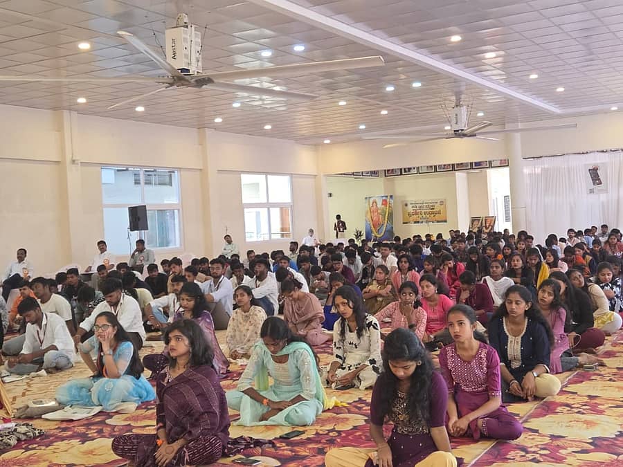 ಮಡಿಕೇರಿಯಲ್ಲಿ ಬುಧವಾರದಿಂದ ಆರಂಭವಾದ ಅಖಿಲ ಭಾರತೀಯ ವಿದ್ಯಾರ್ಥಿ ಪರಿಷತ್ತಿನ 45ನೇ ಕರ್ನಾಟಕ ದಕ್ಷಿಣ ಪ್ರಾಂತ ಸಮ್ಮೇಳನದಲ್ಲಿ ನೂರಾರು ವಿದ್ಯಾರ್ಥಿಗಳು ಭಾಗವಹಿಸಿದ್ದರು